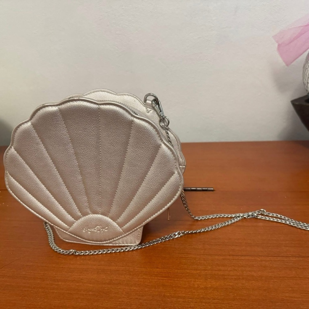 Shell-Shaped Cream Bag with Chain Strap